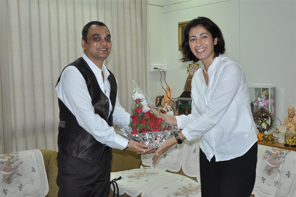 Dr. Mukund Sarda, Dean and Pricipal of New Law College fecilitating Mrs Sirin 